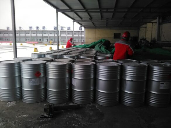 The workers have just finished loading the barrels of n-pentane, n-hexane and n-heptane, and are covering the iron drums with tarpaulin to prevent them from getting wet by the heavy snow. The workers have just finished loading the barrels of n-pentane, n-hexane and n-heptane, and are covering the iron drums with tarpaulin to prevent them from getting wet by the heavy snow.