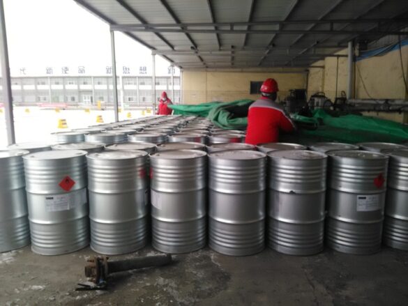 It was snowing and workers at the pentane, hexane and heptane loading and unloading center were busy covering tarpaulin It was snowing and workers at the pentane, hexane and heptane loading and unloading center were busy covering tarpaulin