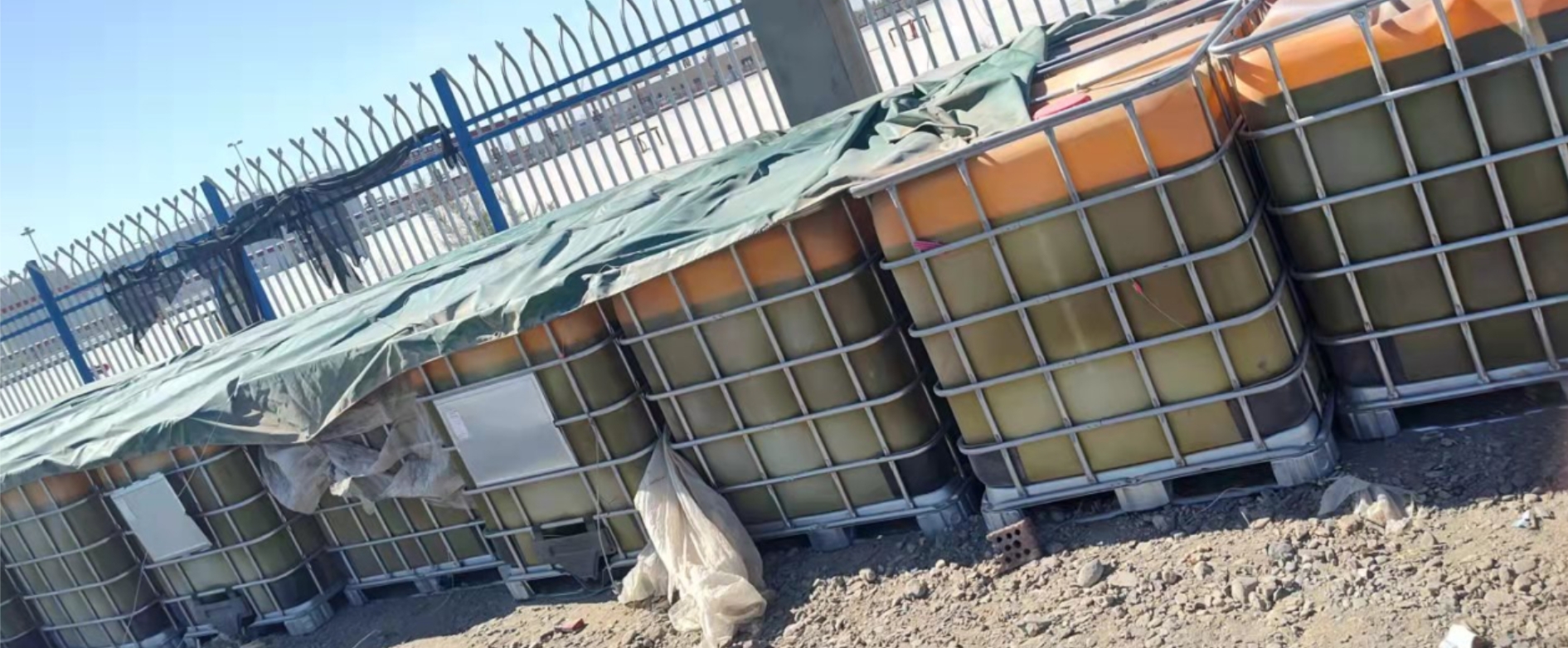 A refinery hydrotreating reactor showing the catalyst activation process with sulfur-containing agents such as DMDS, TBPS, and DTBPS under controlled conditions.