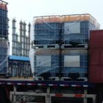 Refinery control room with online H₂S and hydrogen analyzers displaying real-time data from a hydrotreating reactor during catalyst sulfiding.