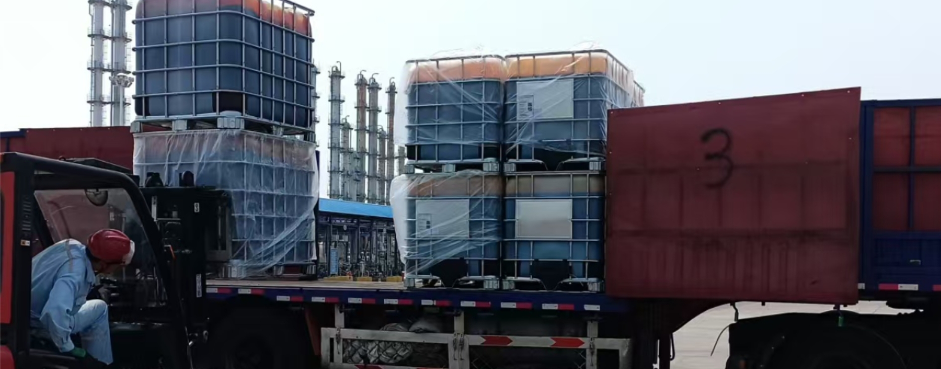 Refinery control room with online H₂S and hydrogen analyzers displaying real-time data from a hydrotreating reactor during catalyst sulfiding.