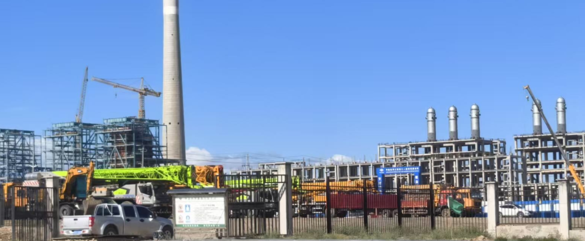 Hydrotreating reactor with catalysts being activated, symbolizing the sulfiding process that converts metal oxides into active sulfides for HDS and HDN reactions.