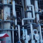 Hydrotreating reactor with online H₂S and hydrogen analyzers, illustrating the controlled sulfiding process with DMDS or DTBPS under precise temperature and hydrogen conditions.