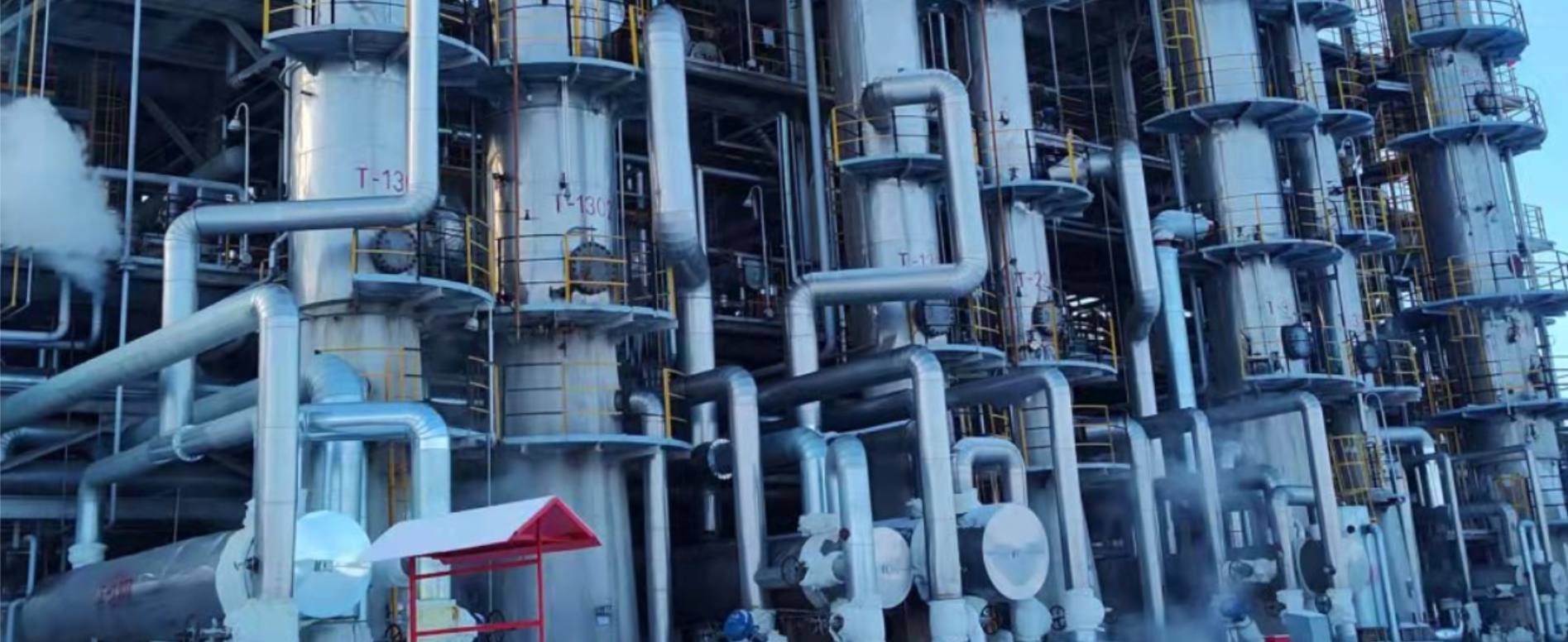 Hydrotreating reactor with online H₂S and hydrogen analyzers, illustrating the controlled sulfiding process with DMDS or DTBPS under precise temperature and hydrogen conditions.