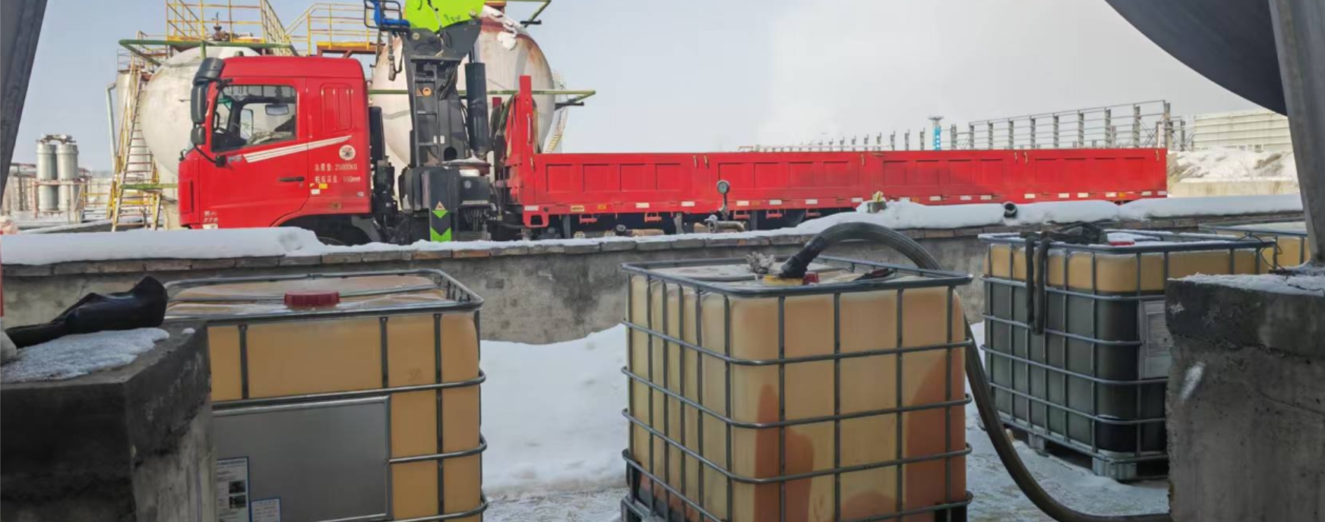 Hydrotreating reactor with catalysts being activated, symbolizing the sulfiding process that converts metal oxides into active sulfides for HDS and HDN reactions.