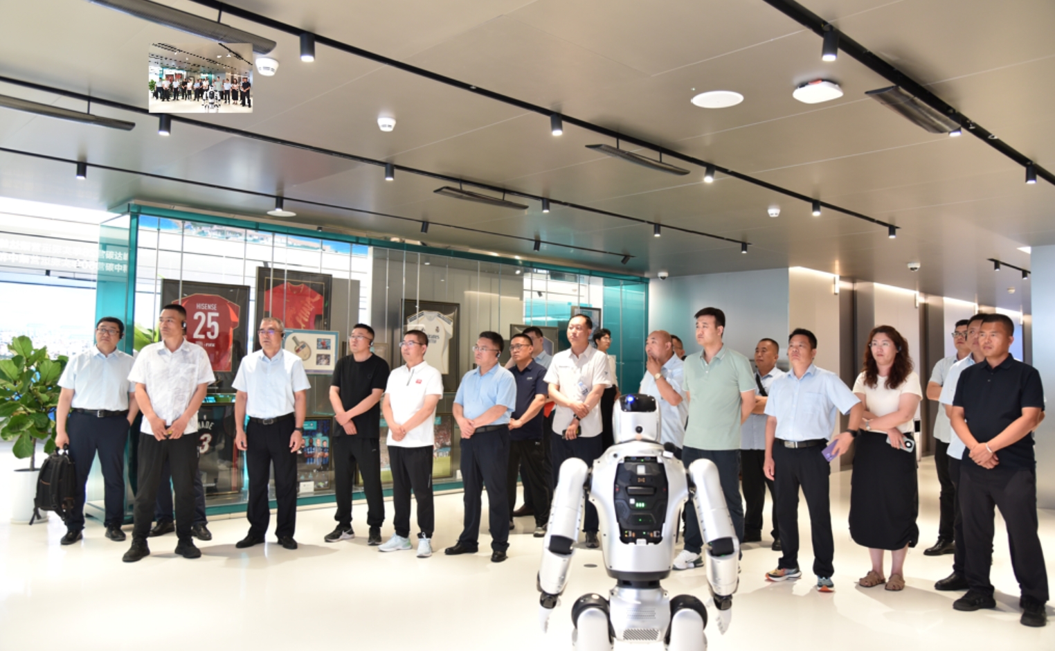 Junyuan Petroleum Group executive management team touring Hisense Group Research and Development Center during a benchmarking study visit.
